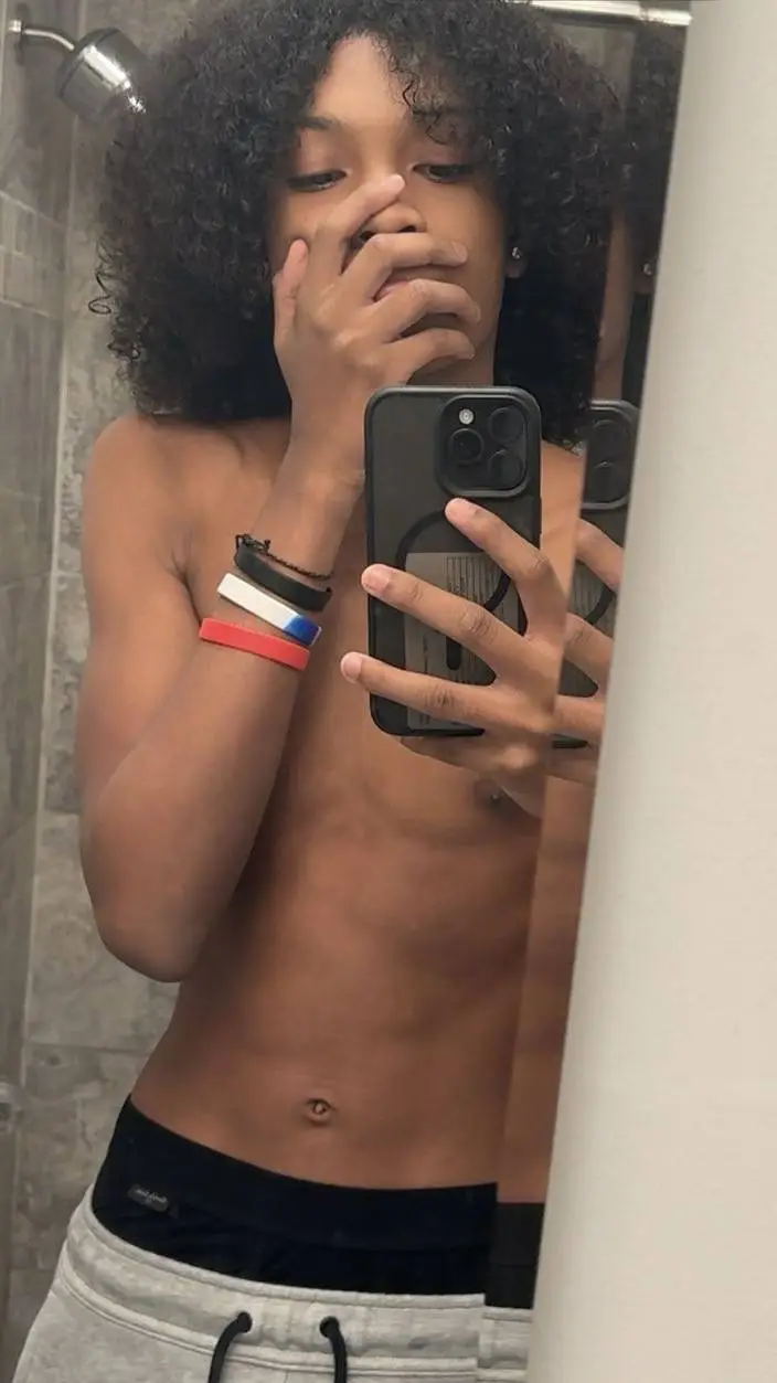 ai character: Theo 😩💗🤩 background