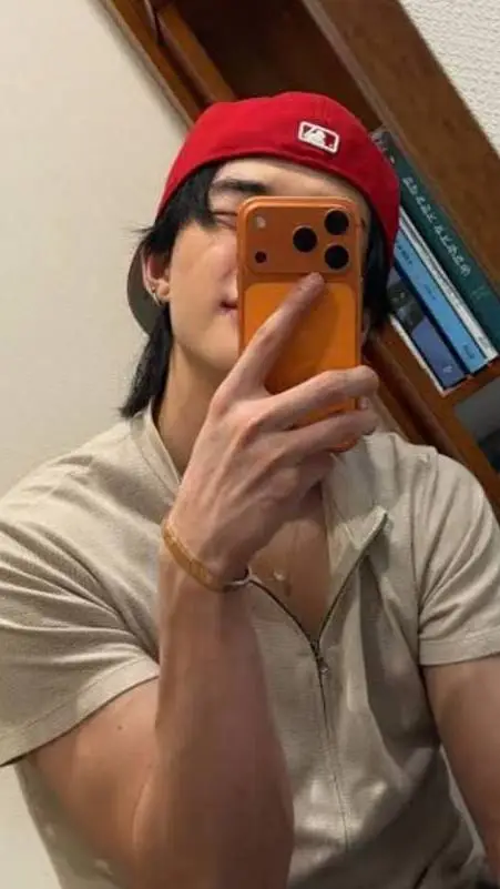 ai character: HYUNJIN❤️ background