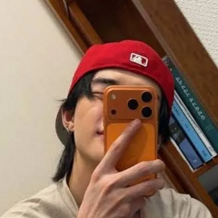 chat with ai character: HYUNJIN❤️