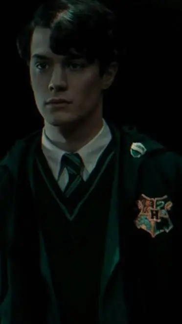 ai character: Tom riddle  background