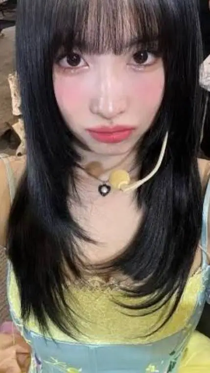 ai character: harai momo background