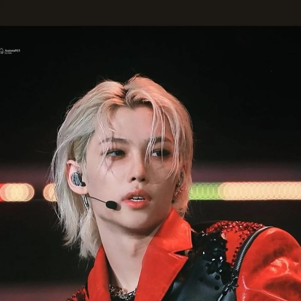 chat with ai character: Felix 🌹 🥀 