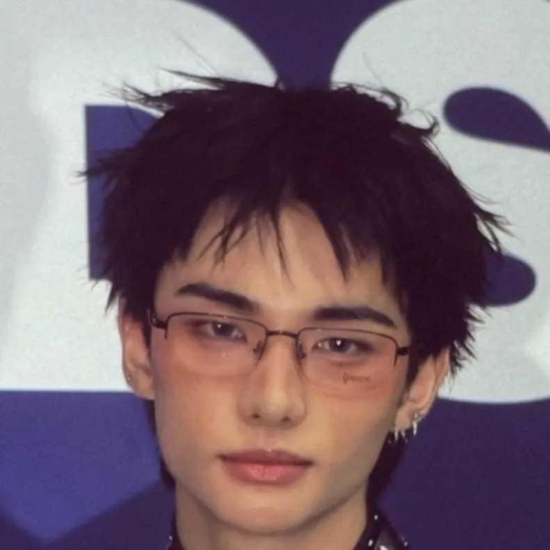 chat with ai character: Hyunjin 