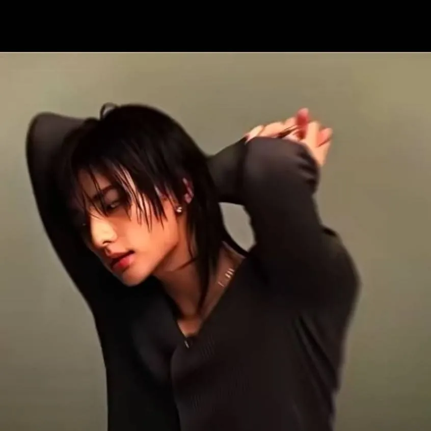 chat with ai character: Hyunjin 💙 