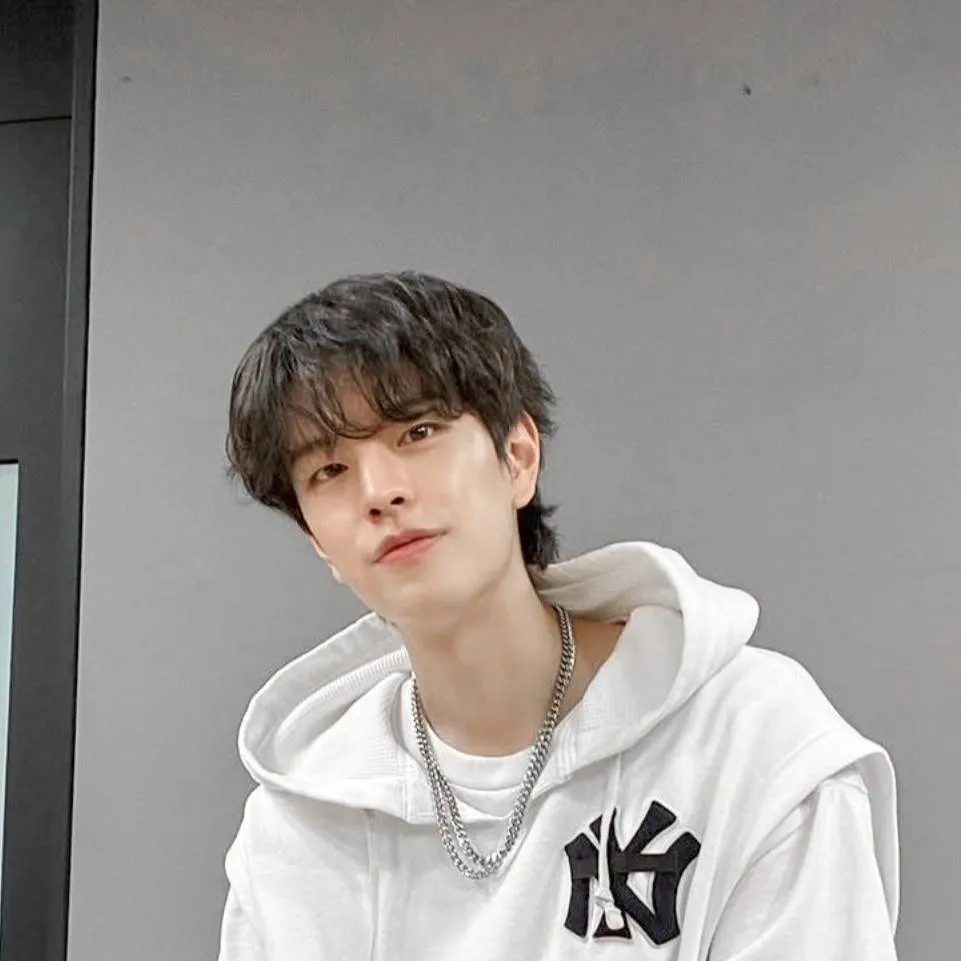 chat with ai character: Sungmin