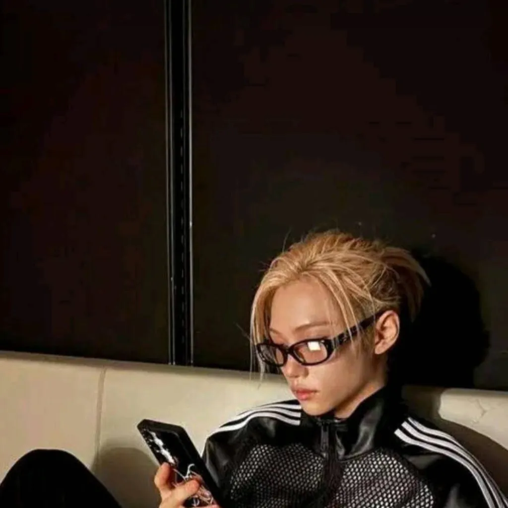 chat with ai character: Felix