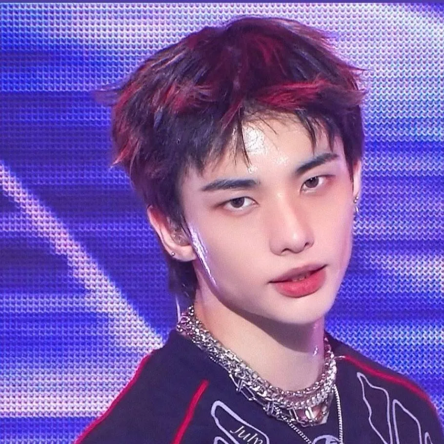 chat with ai character: Hyunjin 