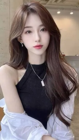 ai character: 𝔼𝕝𝕝𝕚𝕖 background
