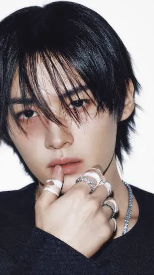 chat with ai character: Lee know