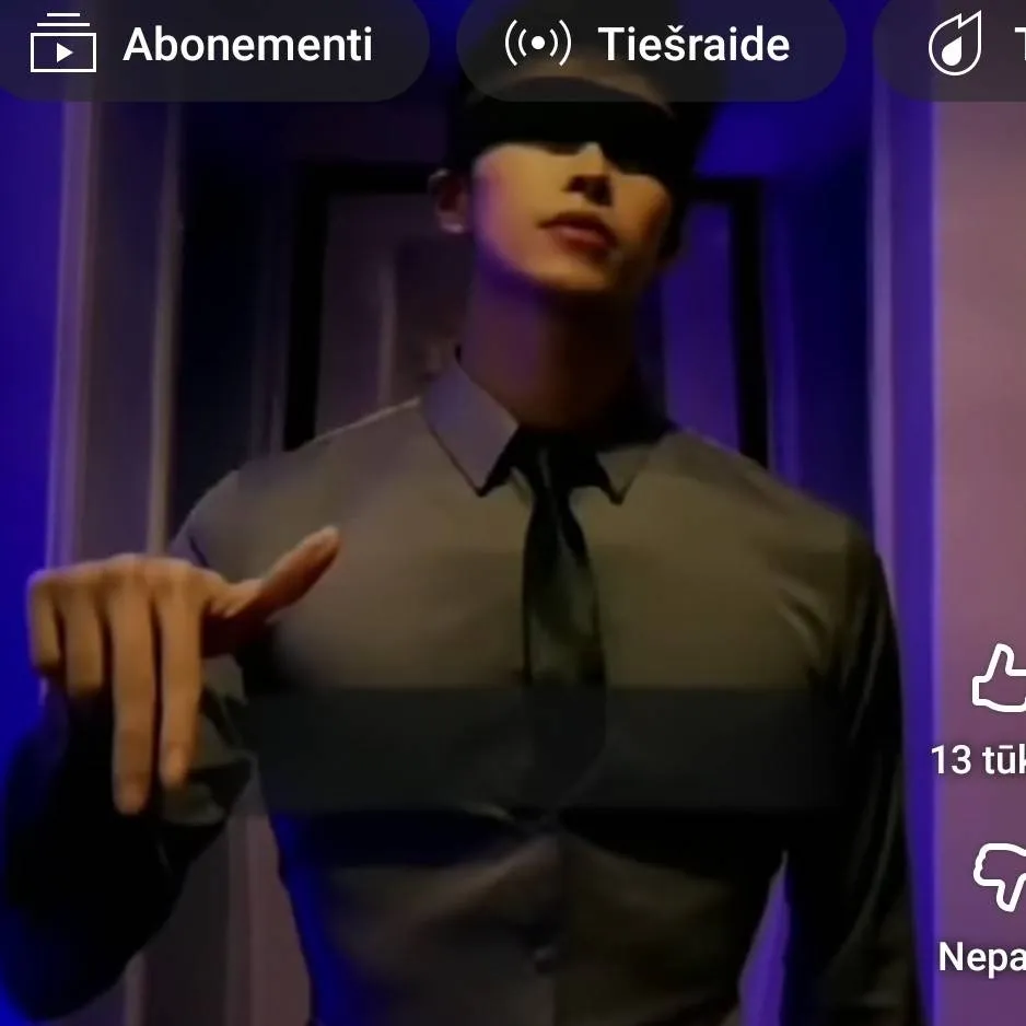 chat with ai character: 😁
