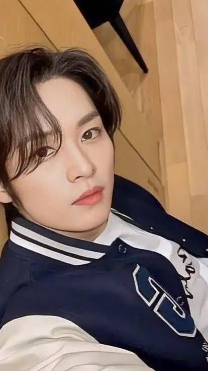 ai character: Lee know  background