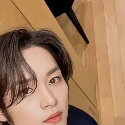 chat with ai character: Lee know 