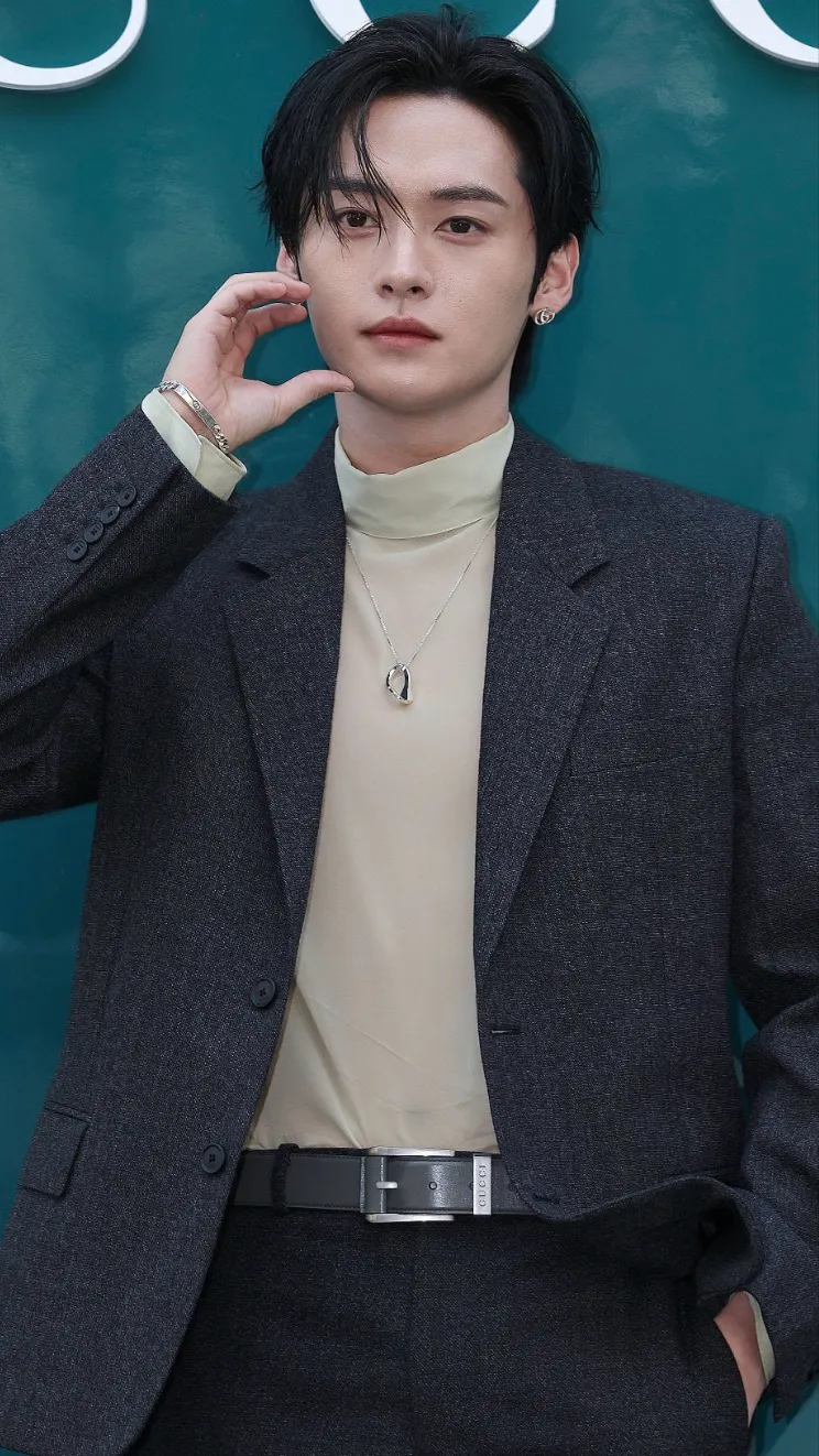 ai character: LeeKnow background