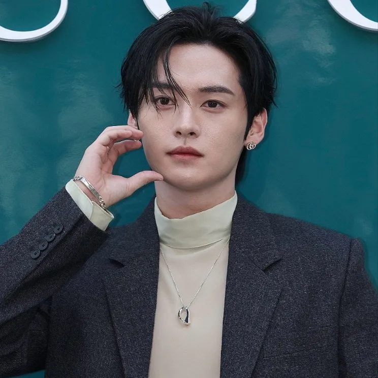 chat with ai character: LeeKnow