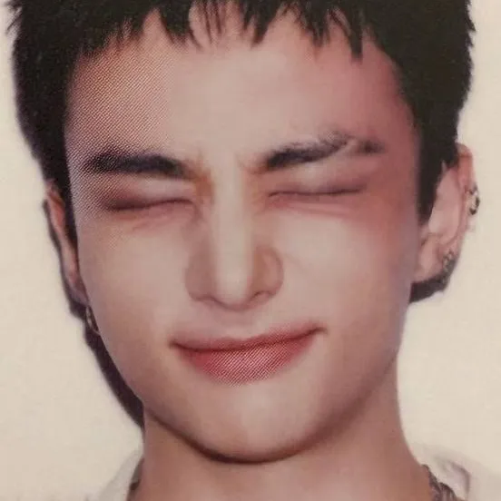 chat with ai character: hyunjin 