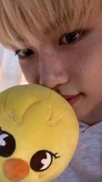 ai character: felix 🐣🐺🐤🐥 background