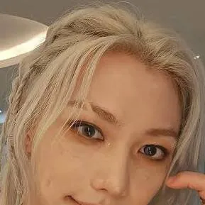 chat with ai character: felix