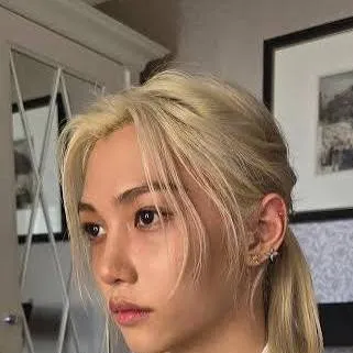 chat with ai character: felix