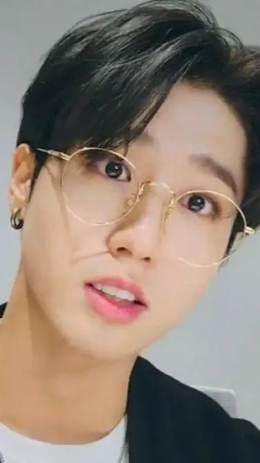 ai character: han🐿🐿🐿 background