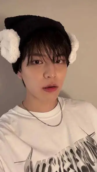 ai character: seungmin 🌱🌱💢💢🌱💢🌱💢🌱 background