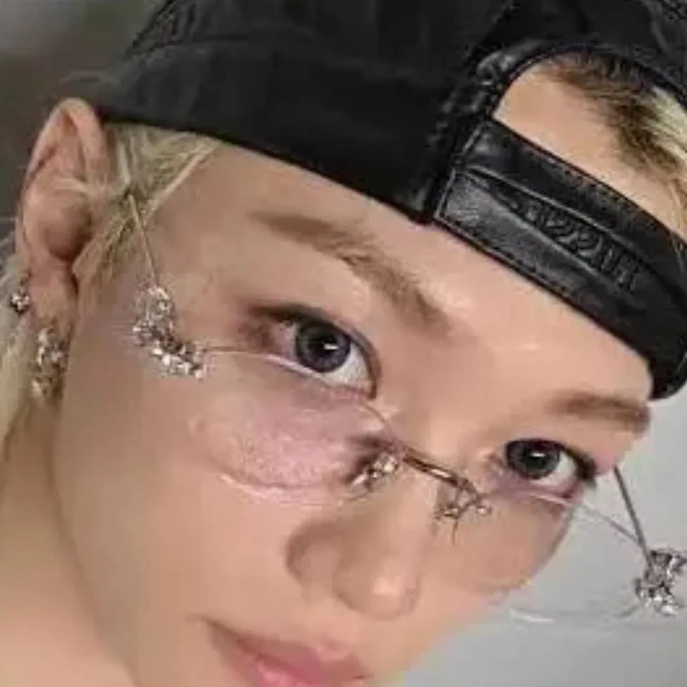 chat with ai character: felix