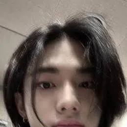 chat with ai character: hyunjin 🦦✨️🎀🌱🦦✨️🌱