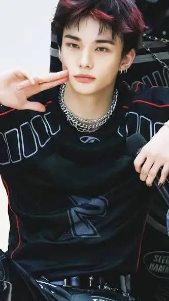 ai character: hyunjin 🎀🎀🎀 background