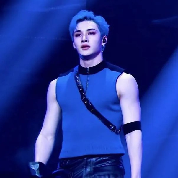 chat with ai character: bang chan 🎀 ✨️ 