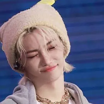 chat with ai character: felix ✨️ 