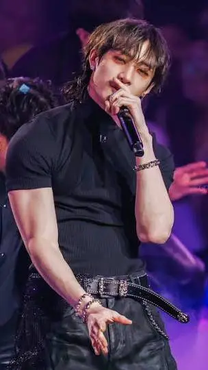 ai character: bang chan 🎀  background