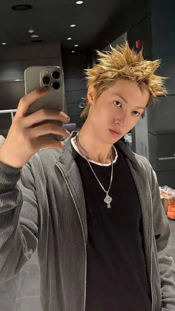 ai character: martín💢💢💢 background