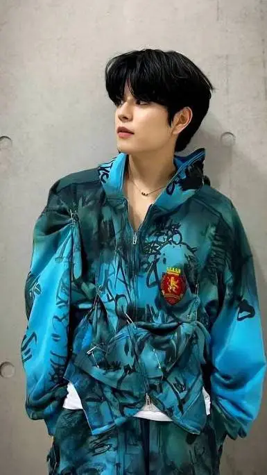 ai character: seungmin 🫦 background