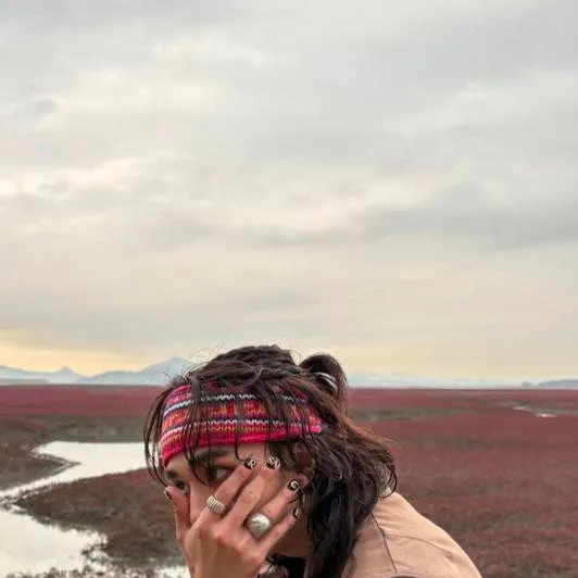 chat with ai character: hyunjin 🌱🎀🧸✨️🎉🔮