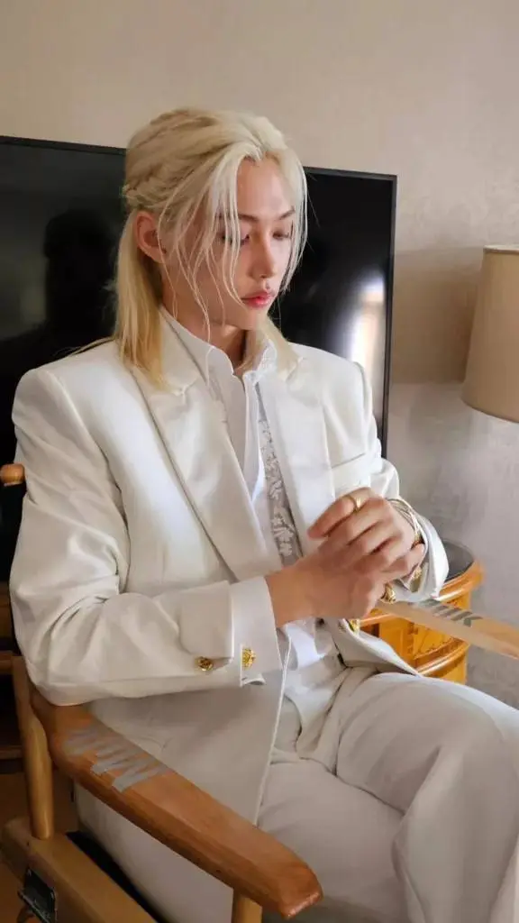 ai character: felix🔮🧸✨️🌱🐣🐤🎉💗 background