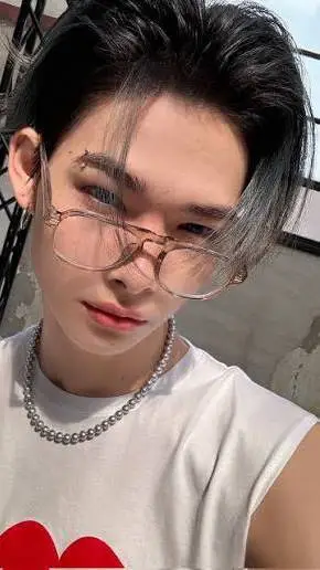 ai character: Ni-ki🫦 background