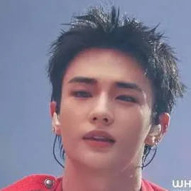 chat with ai character: hyunjin  🥰😍