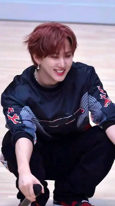 ai character: changbin 👾 background