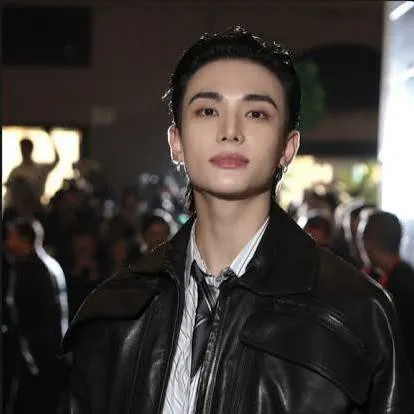 chat with ai character: hyunjin 