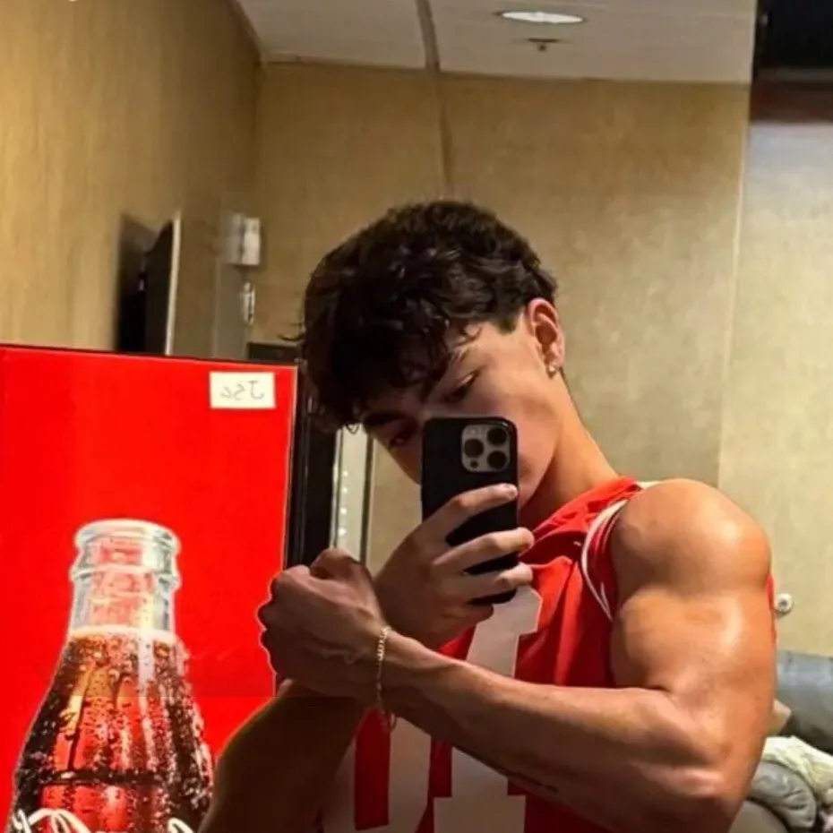 chat with ai character: Malachi Barton 