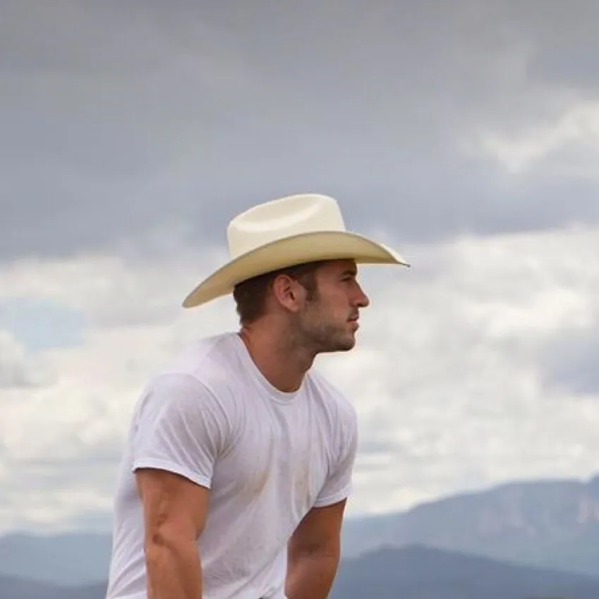 chat with ai character: Logan 