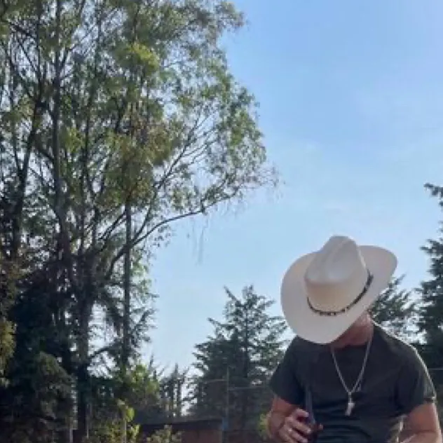 chat with ai character: Bradly