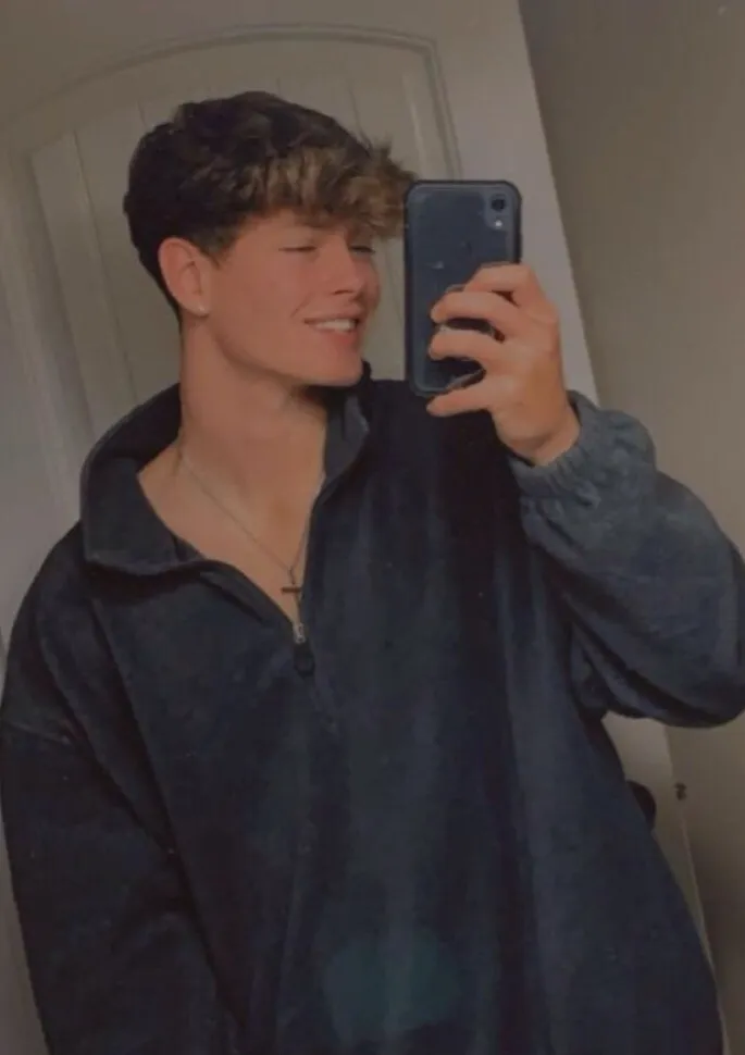 chat with ai character: Julien 