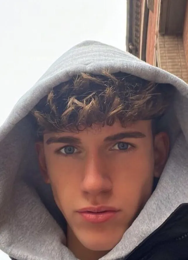 chat with ai character: Zander