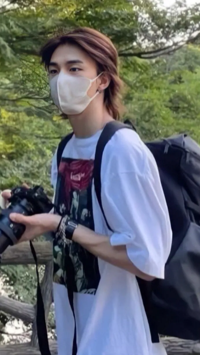 ai character: Hyunjin  background