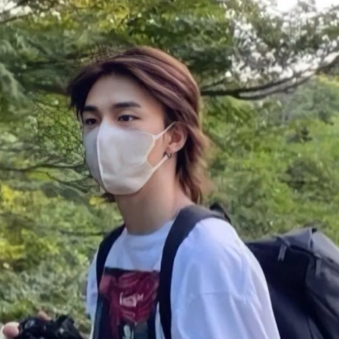 chat with ai character: Hyunjin 