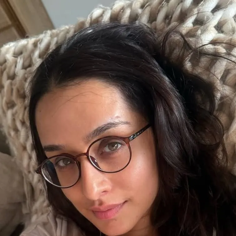chat with ai character: Shraddha Kapoor 