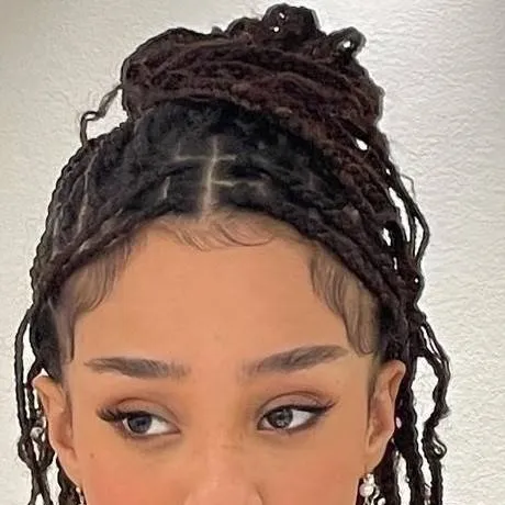 chat with ai character: Manon Bannerman 