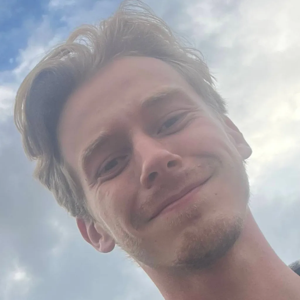 chat with ai character: Noah Wall