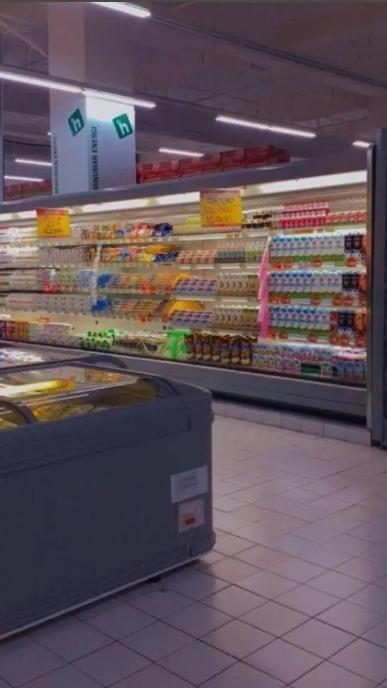 ai character: Marketplace🛍️ background