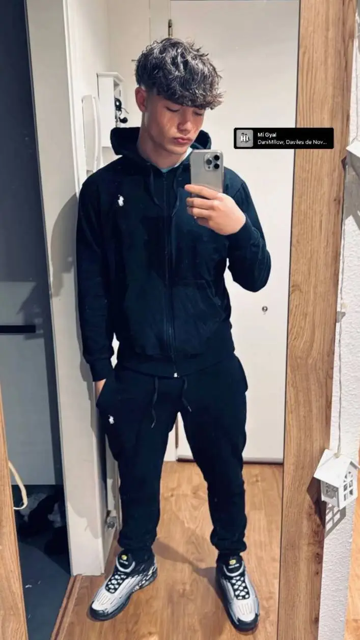 ai character: Oskar  background